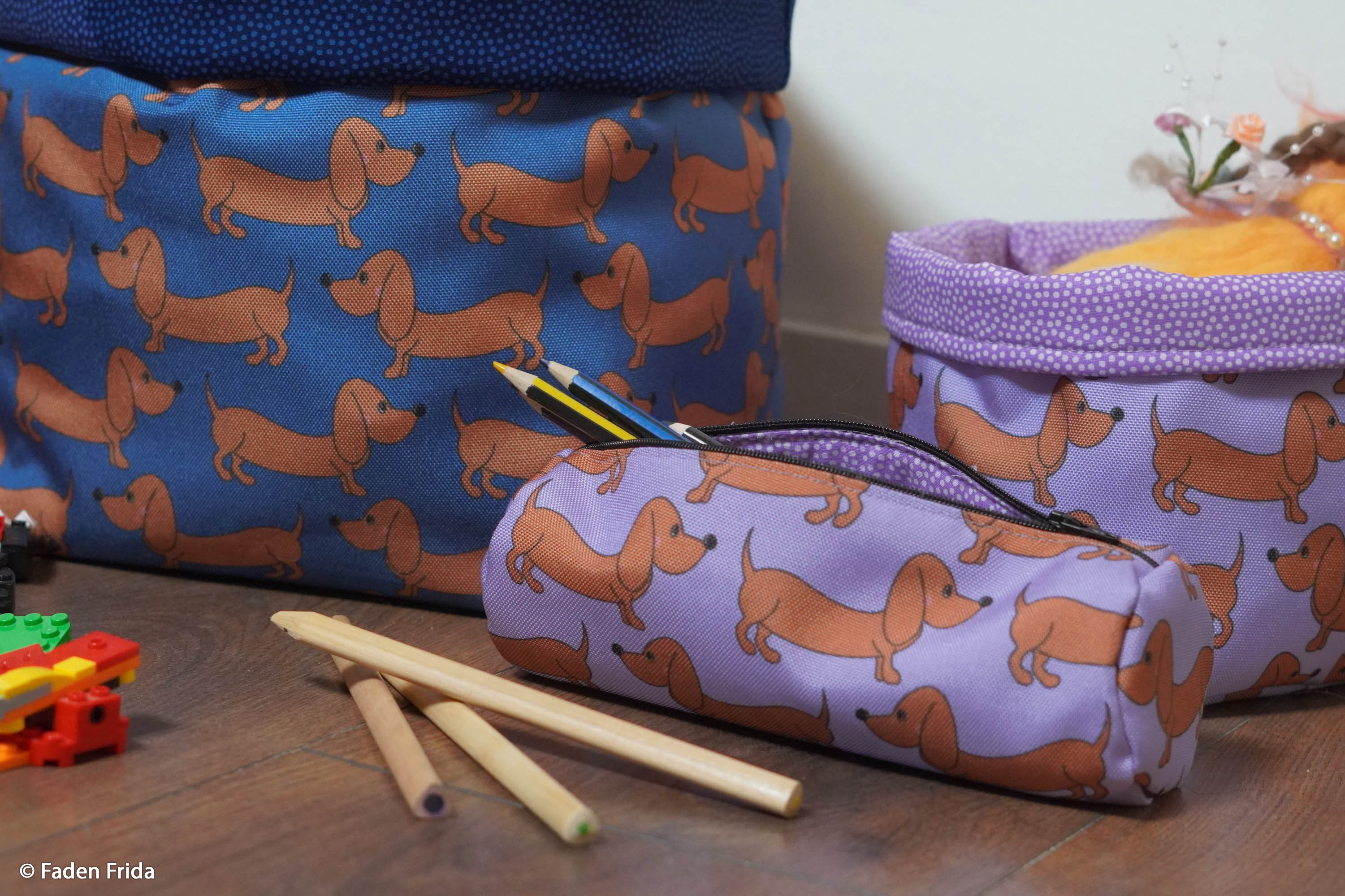 200256 Dackel, braun/blau