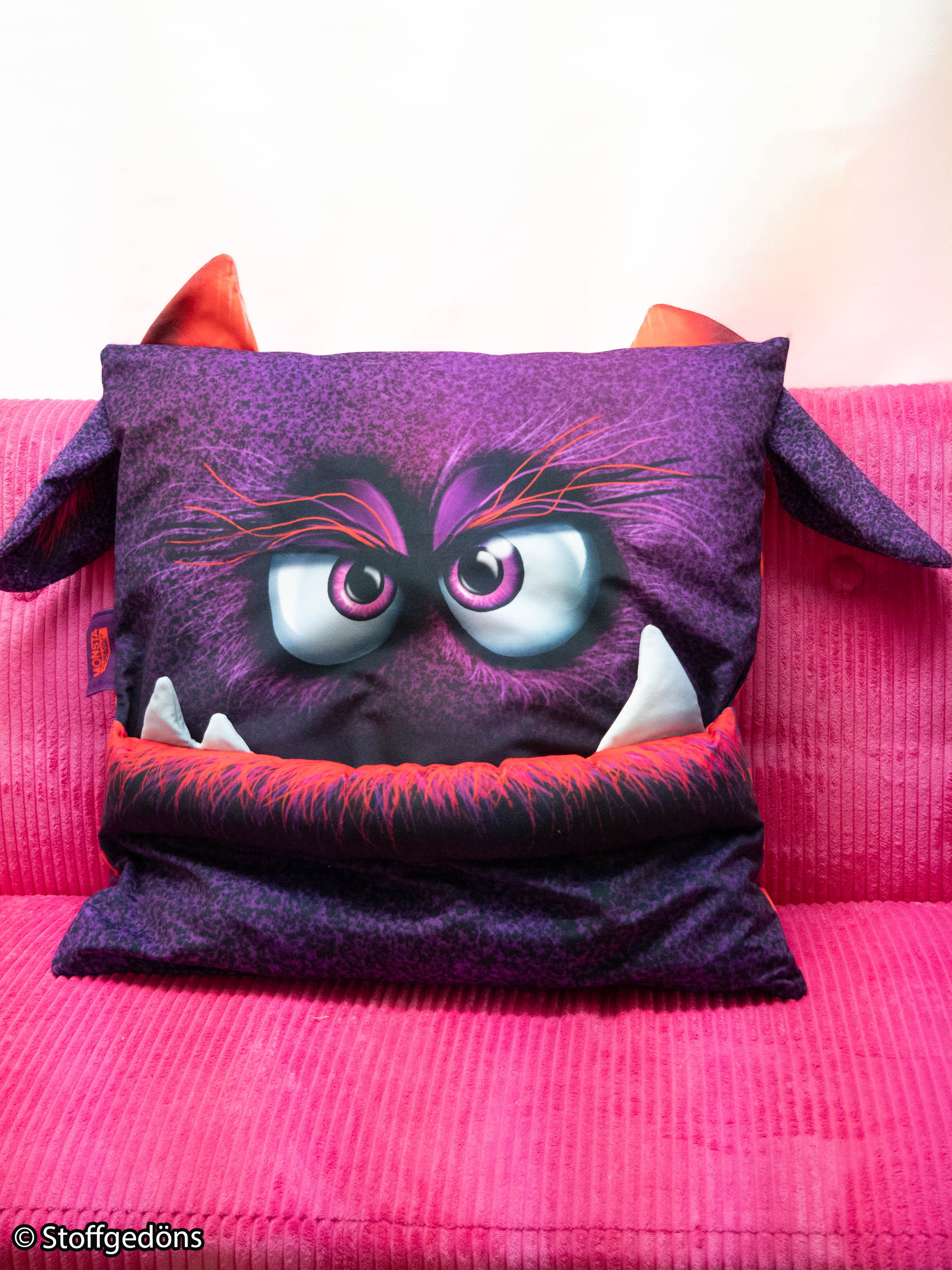 Sewing project by Stoffgedoens made with Monsta Pillows, Lila and H, in violet