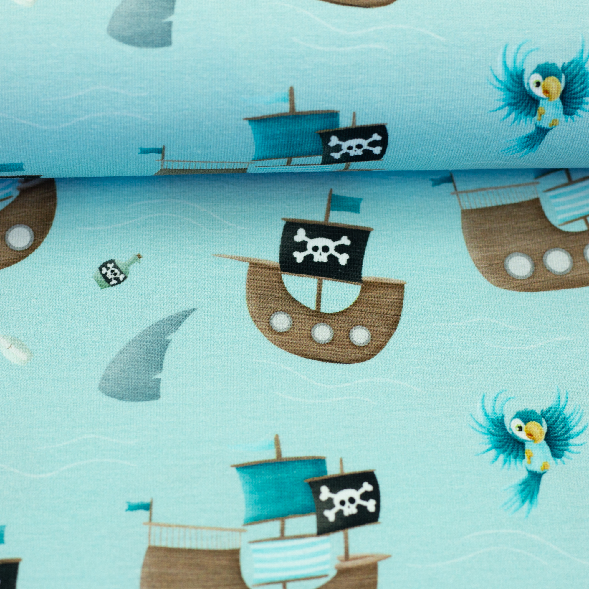 808251 Piratenschiffe, Papageien, hellblau