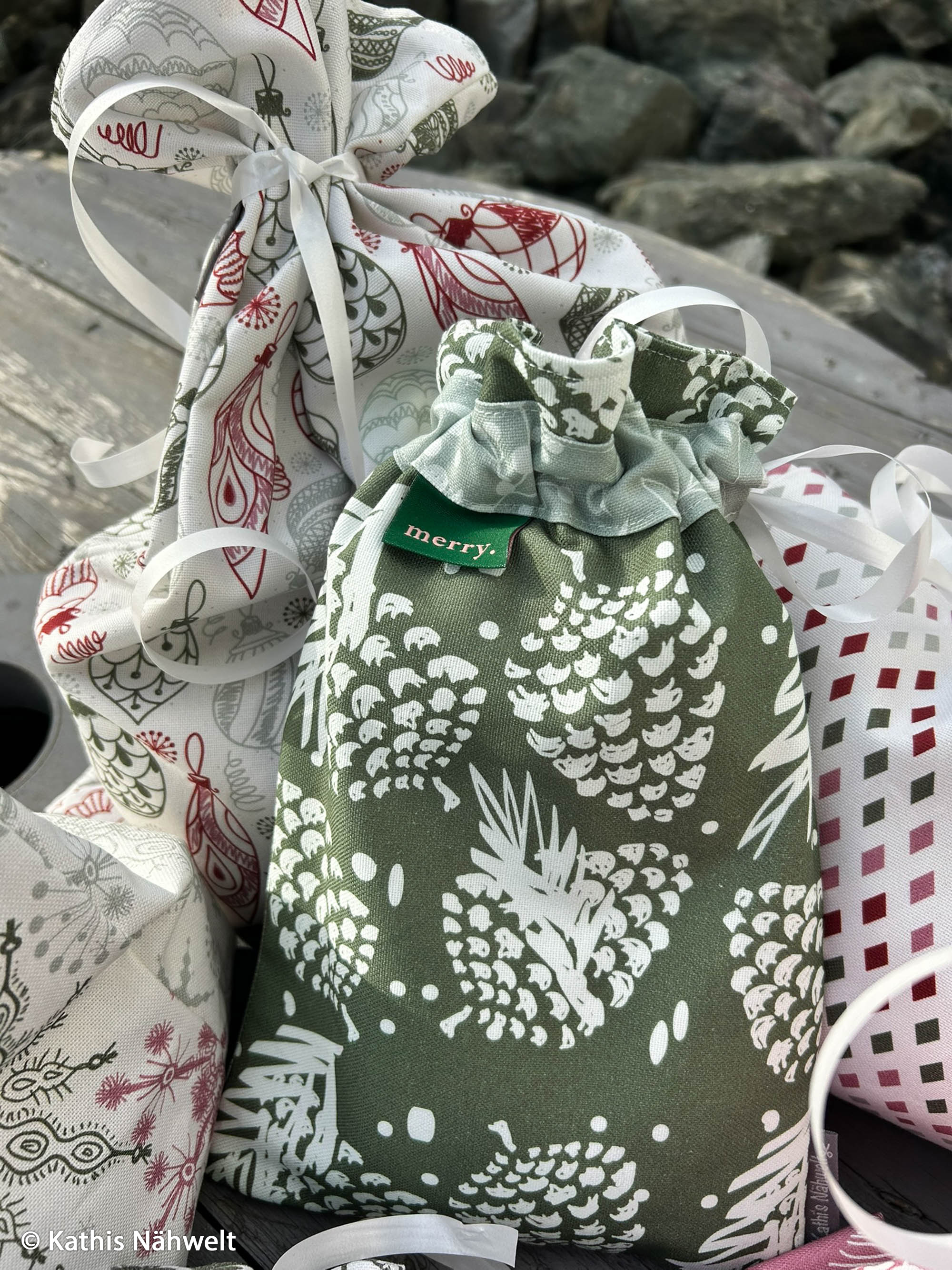 103764 Tannenzapfen, natuweiß/khaki