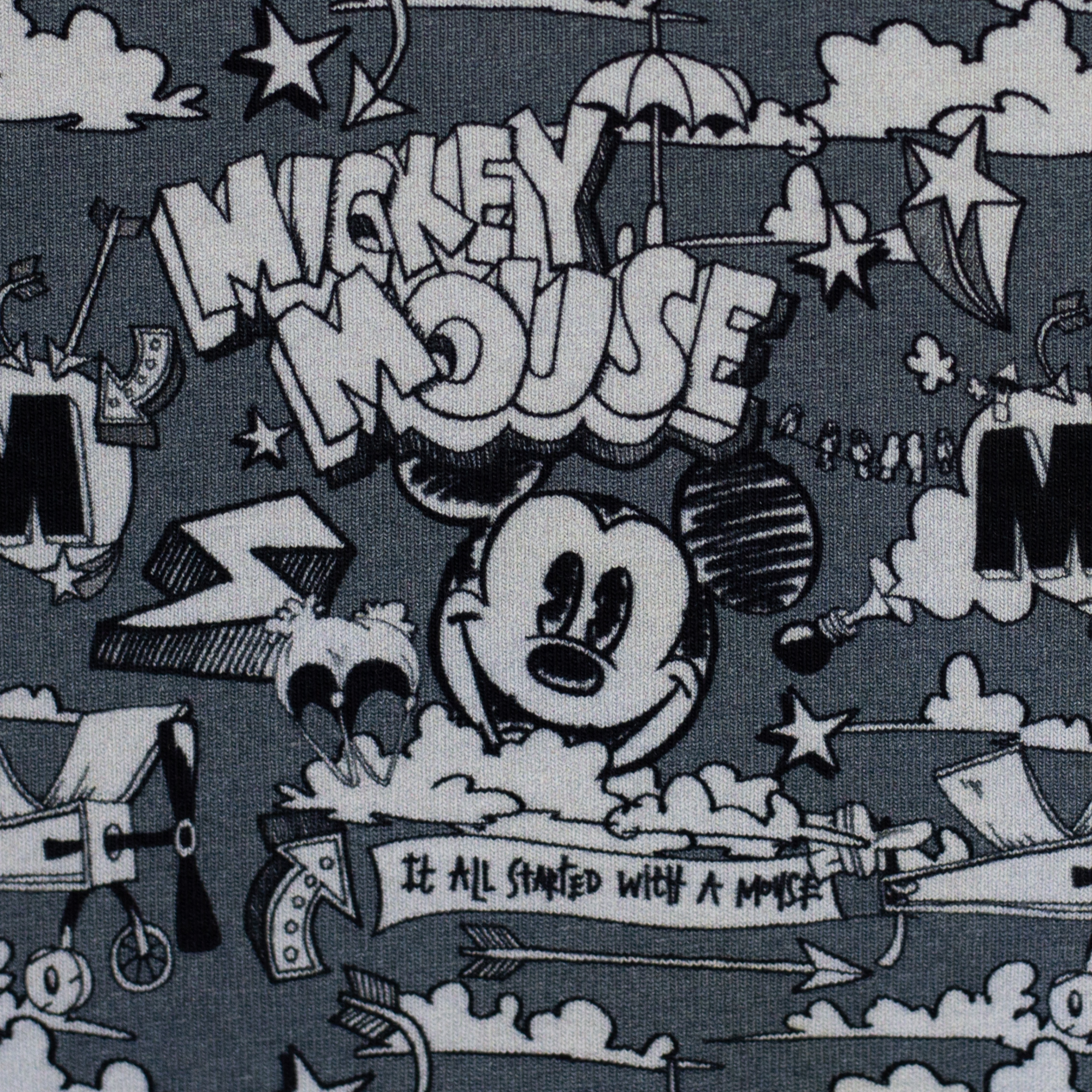Disney Micky Maus – Detailansicht: Baumwolljersey mit Micky-Maus-Motiv im Comic-Design auf grauem Hintergrund, 10 cm-Ausschnitt