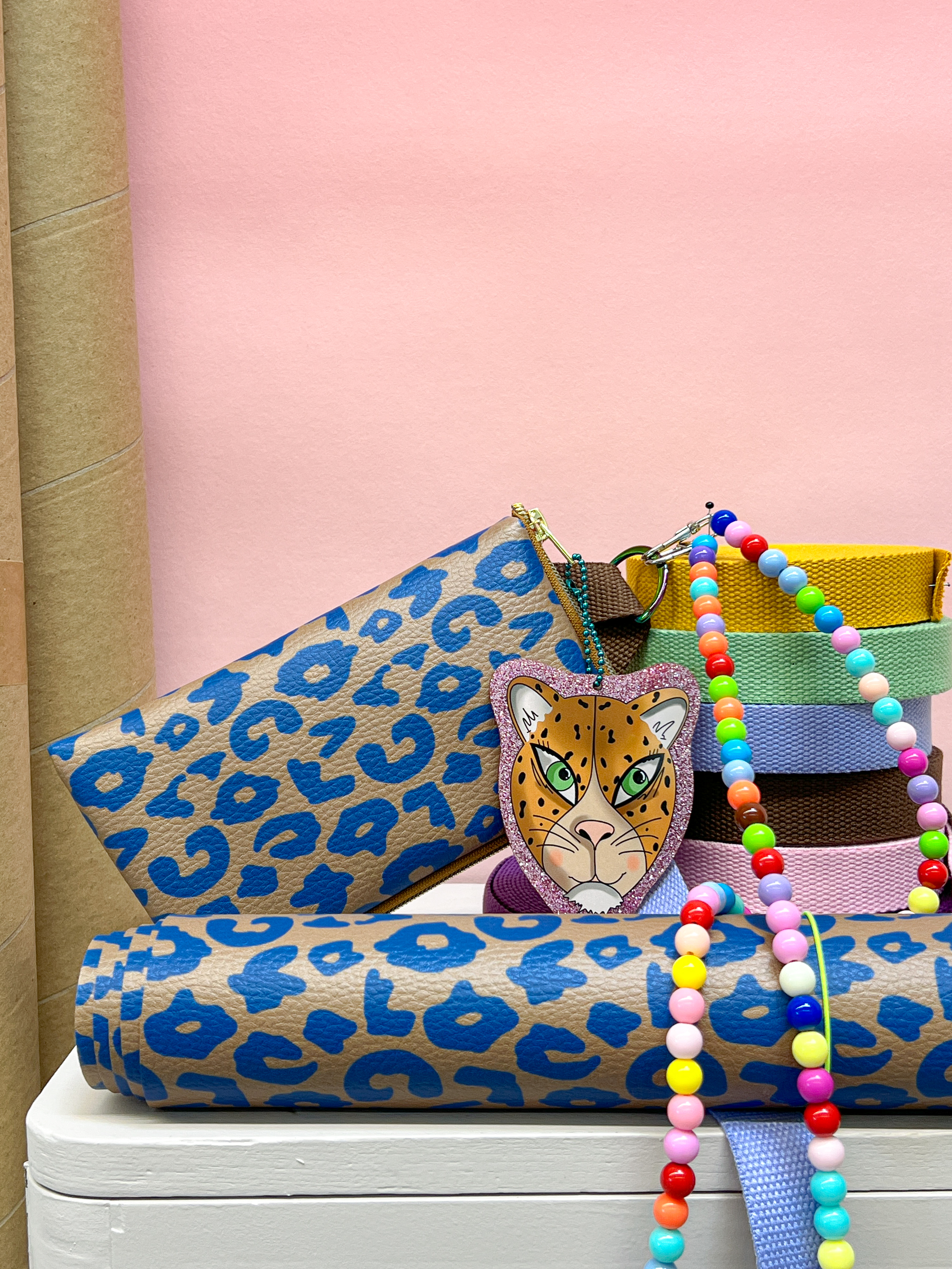 175256 Leo, braun/blau