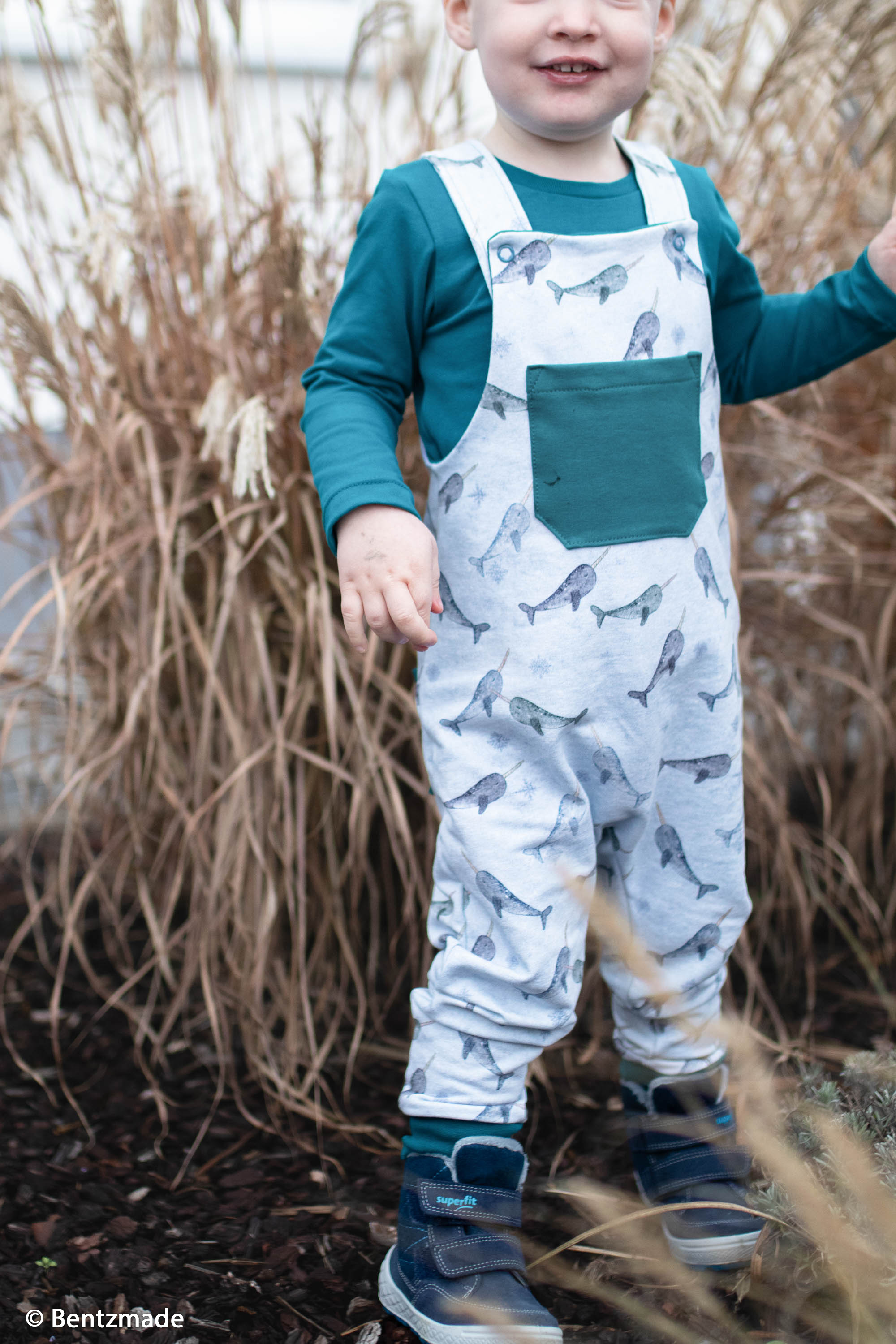 553250 Narwale, hellblau