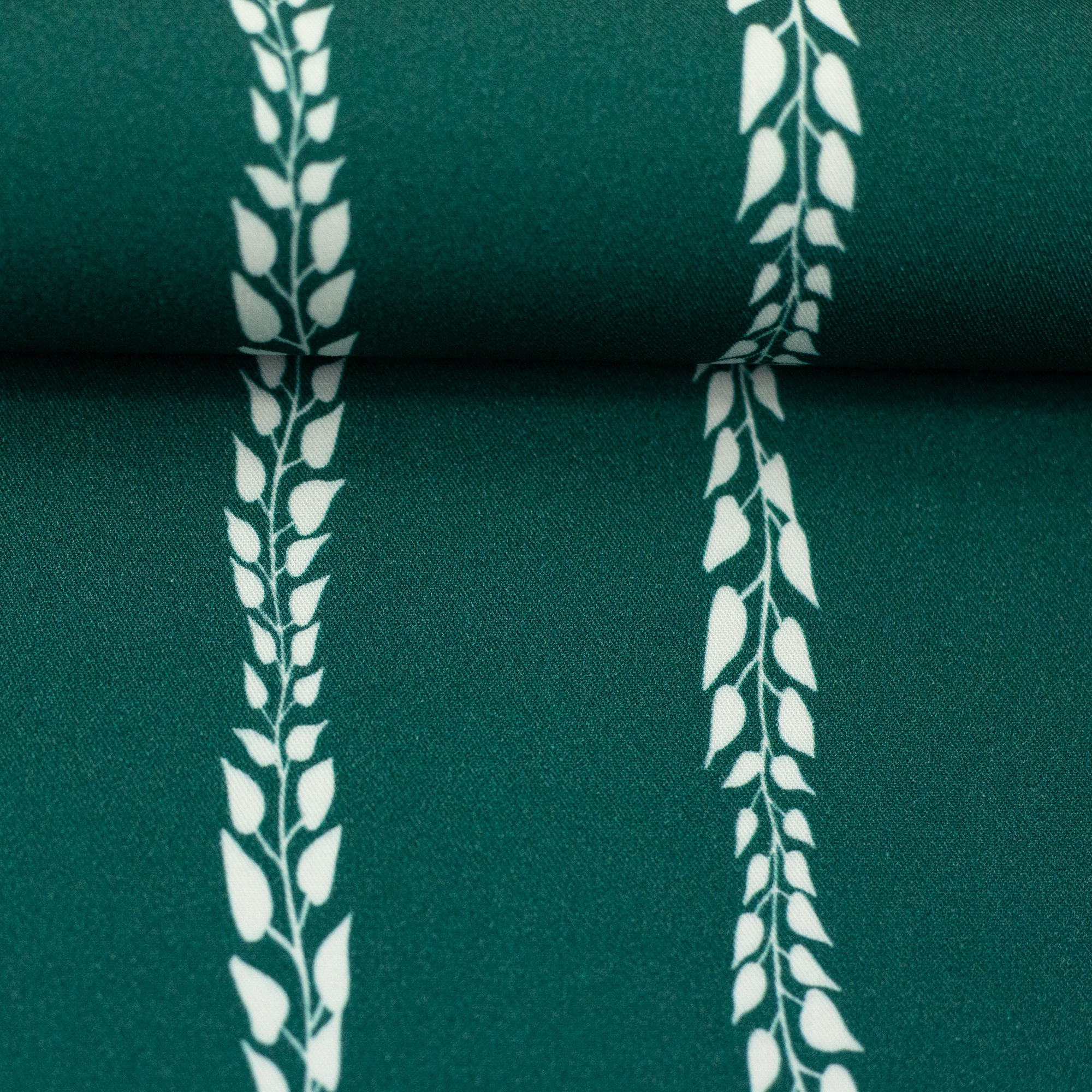 Simplyleaves von lillesol & pelle in smaragd, auf dem Stoffballen