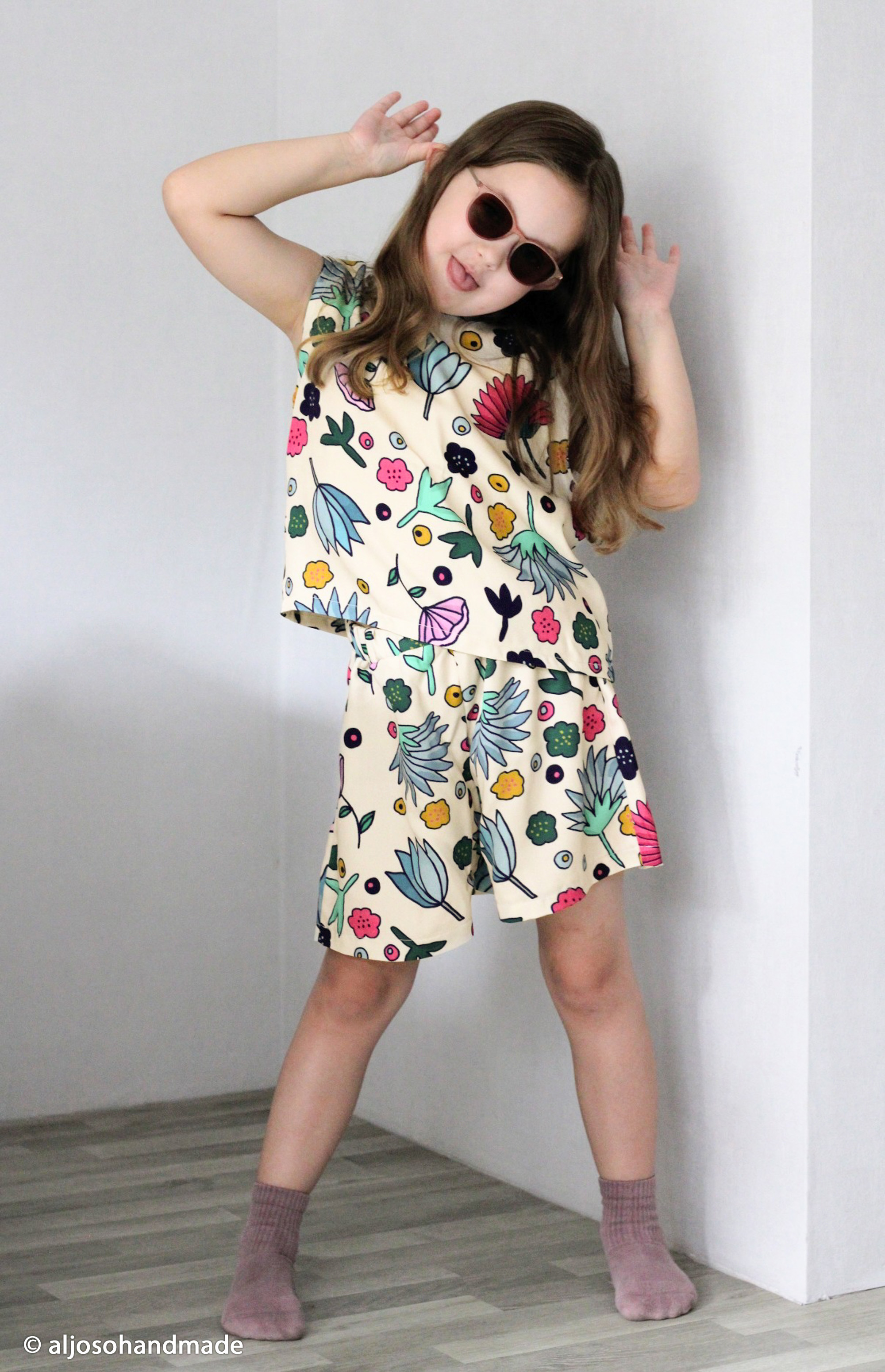 100010 Flowers, off white