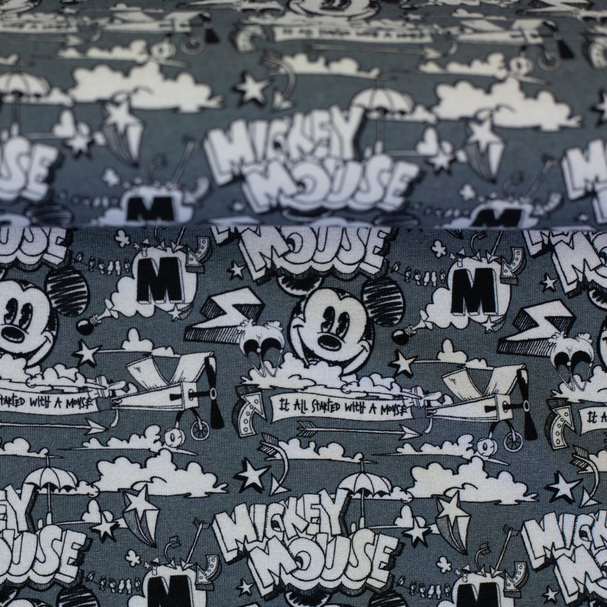 Disney Micky Maus – Baumwolljersey mit Micky-Maus-Motiv im Comic-Design auf grauem Hintergrund, Stoffballen, 150 cm breit, Meterware für B2B-Kunden