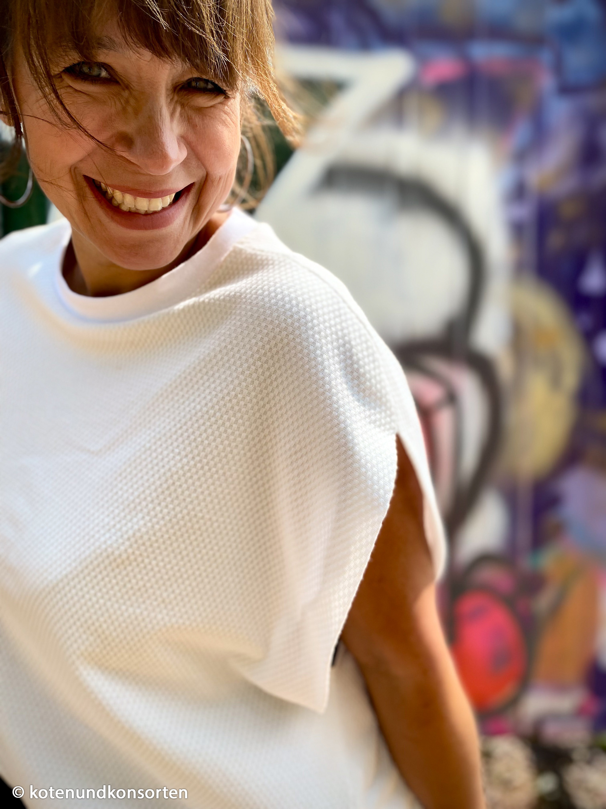 000009 Plain, off white