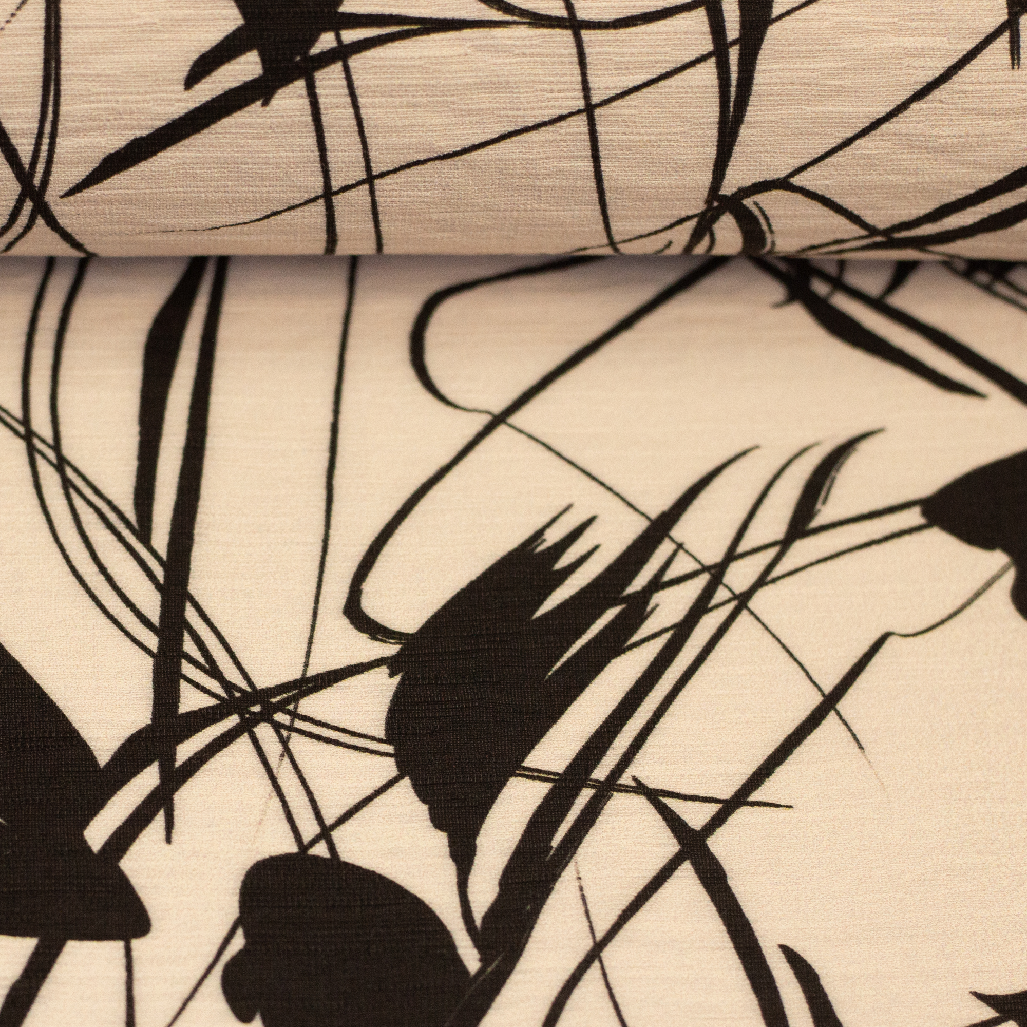 Inken – Viskose-Webware in beige, auf dem Stoffballen