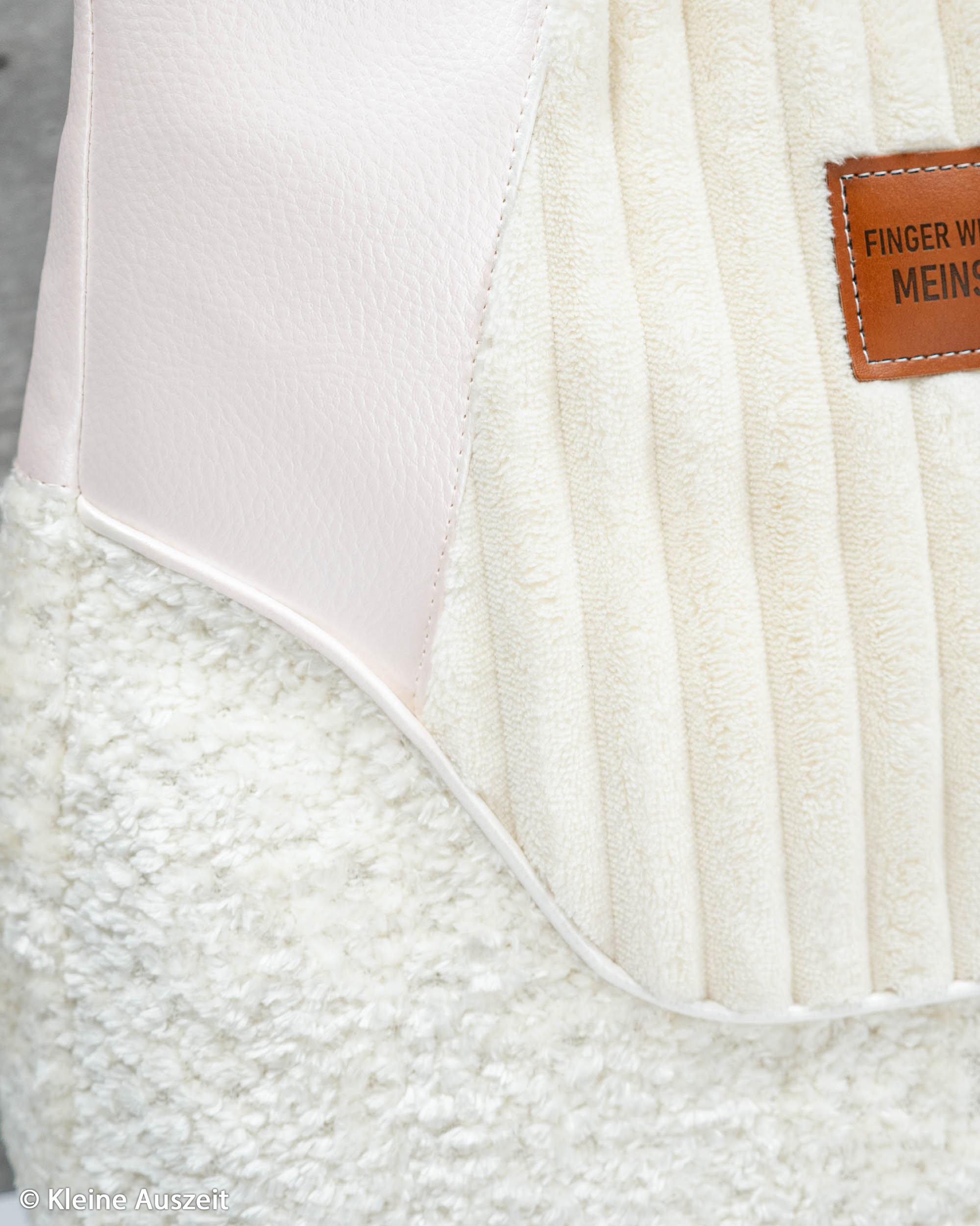 000009 Plain, off white