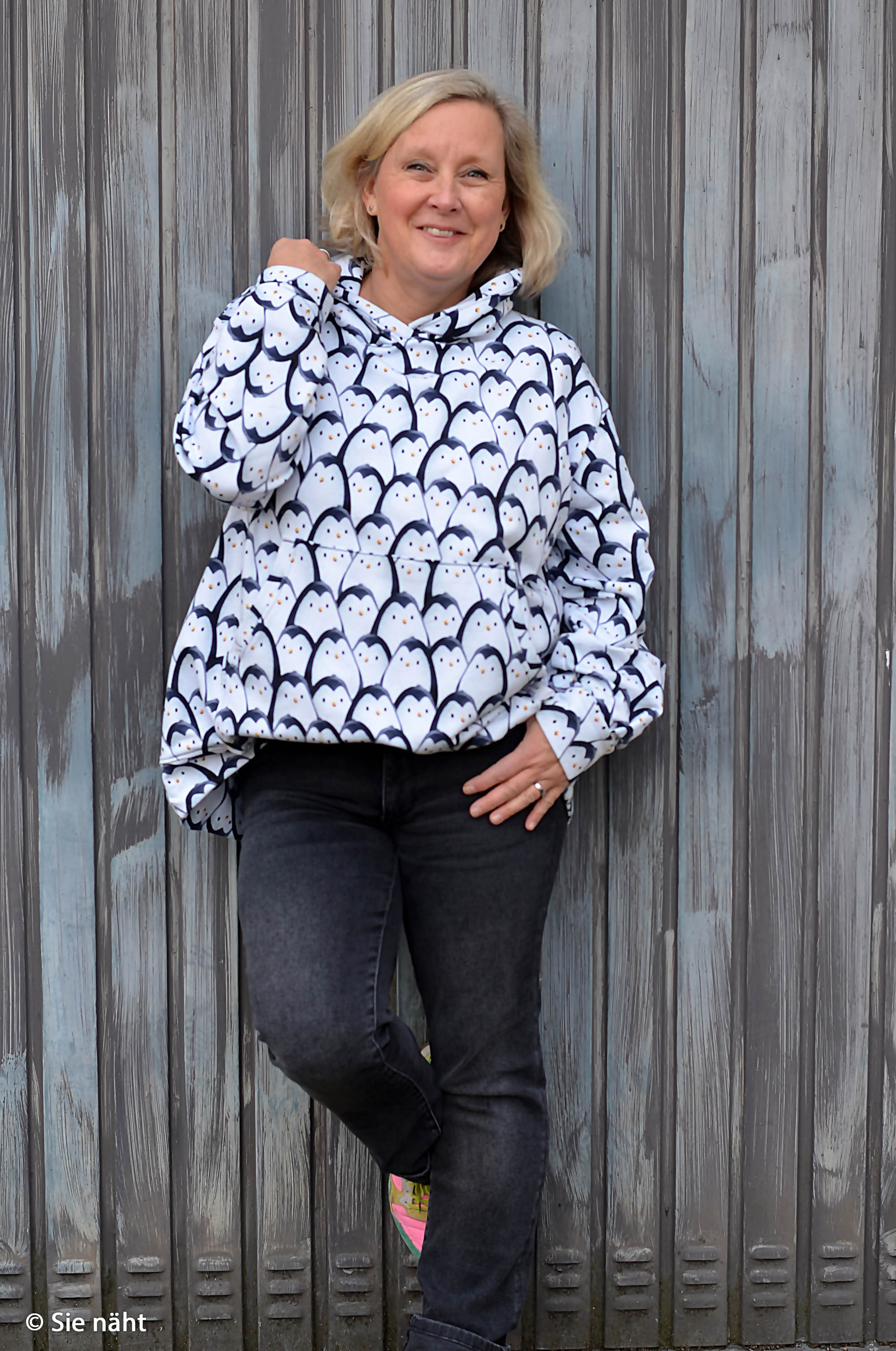 598011 Allover, Pinguine, dunkelblau/weiß