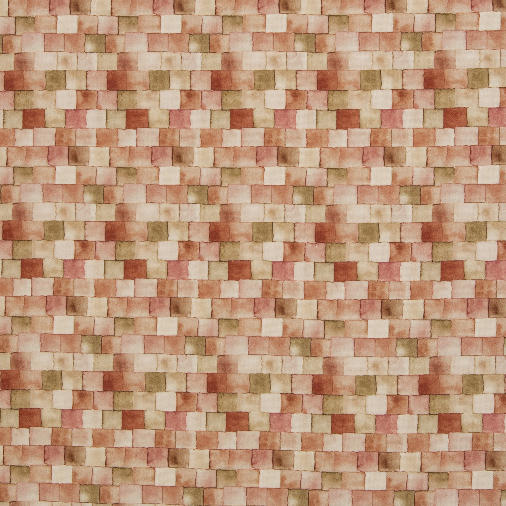 Laura Dekostoff Gesamtansicht: Aquarell-Patchwork-Muster mit kleinen Quadraten in warmen Terrakotta-, Rosé-, Creme- und Olivtönen im Rapport