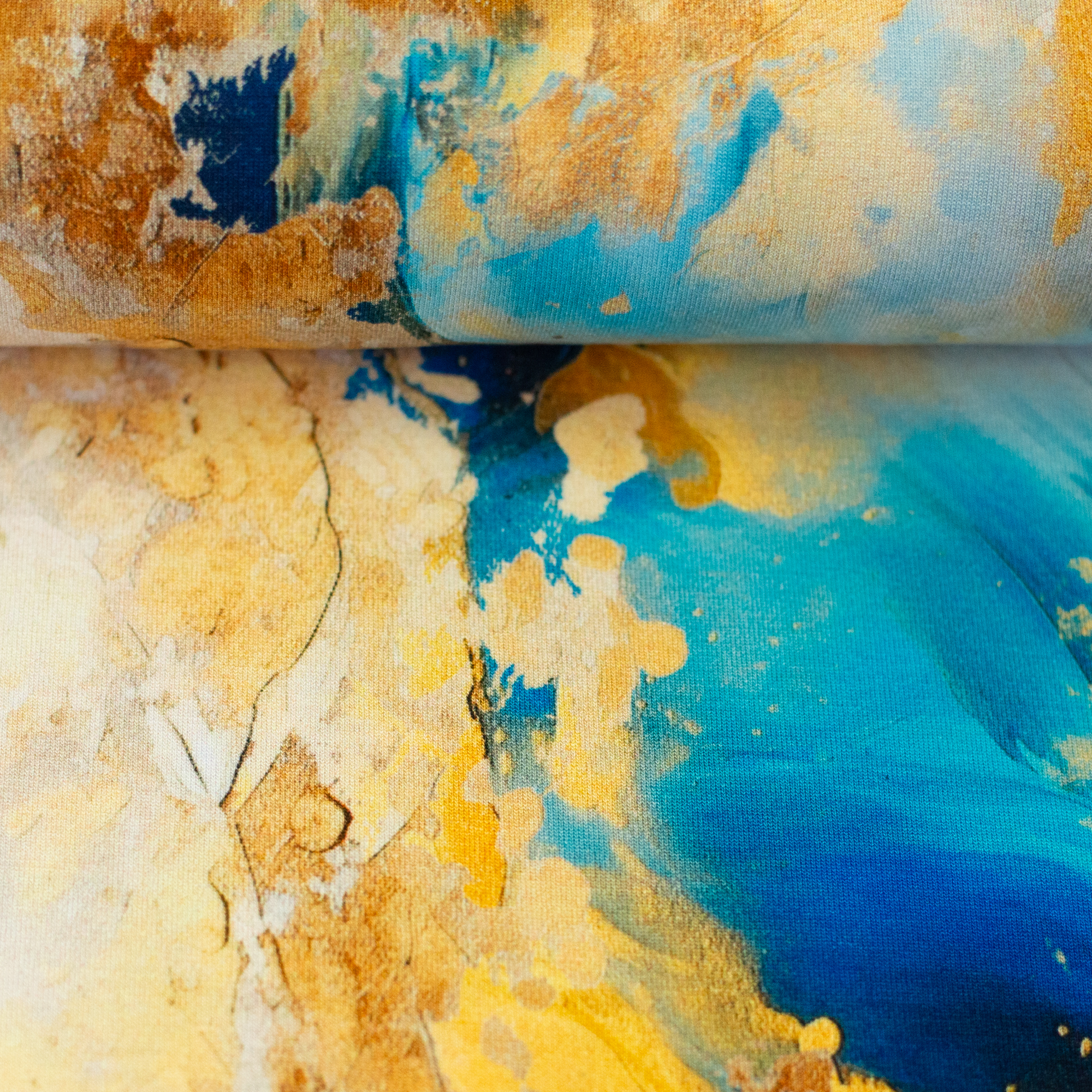 Goldie – Viskosejersey in gold, auf dem Stoffballen