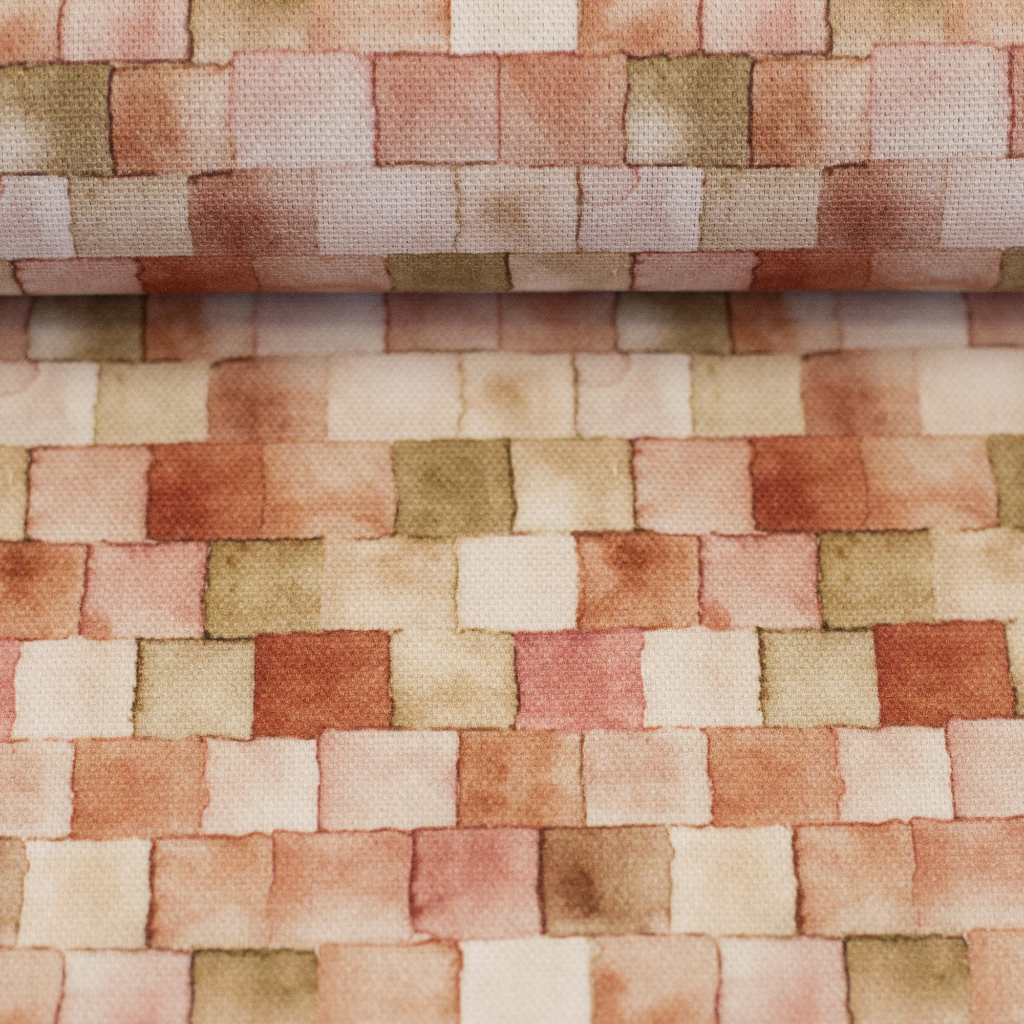 Laura Dekostoff Stoffballen: Aquarell-Patchwork-Muster mit Quadraten in warmen Terrakotta-, Rosé-, Creme- und Olivtönen