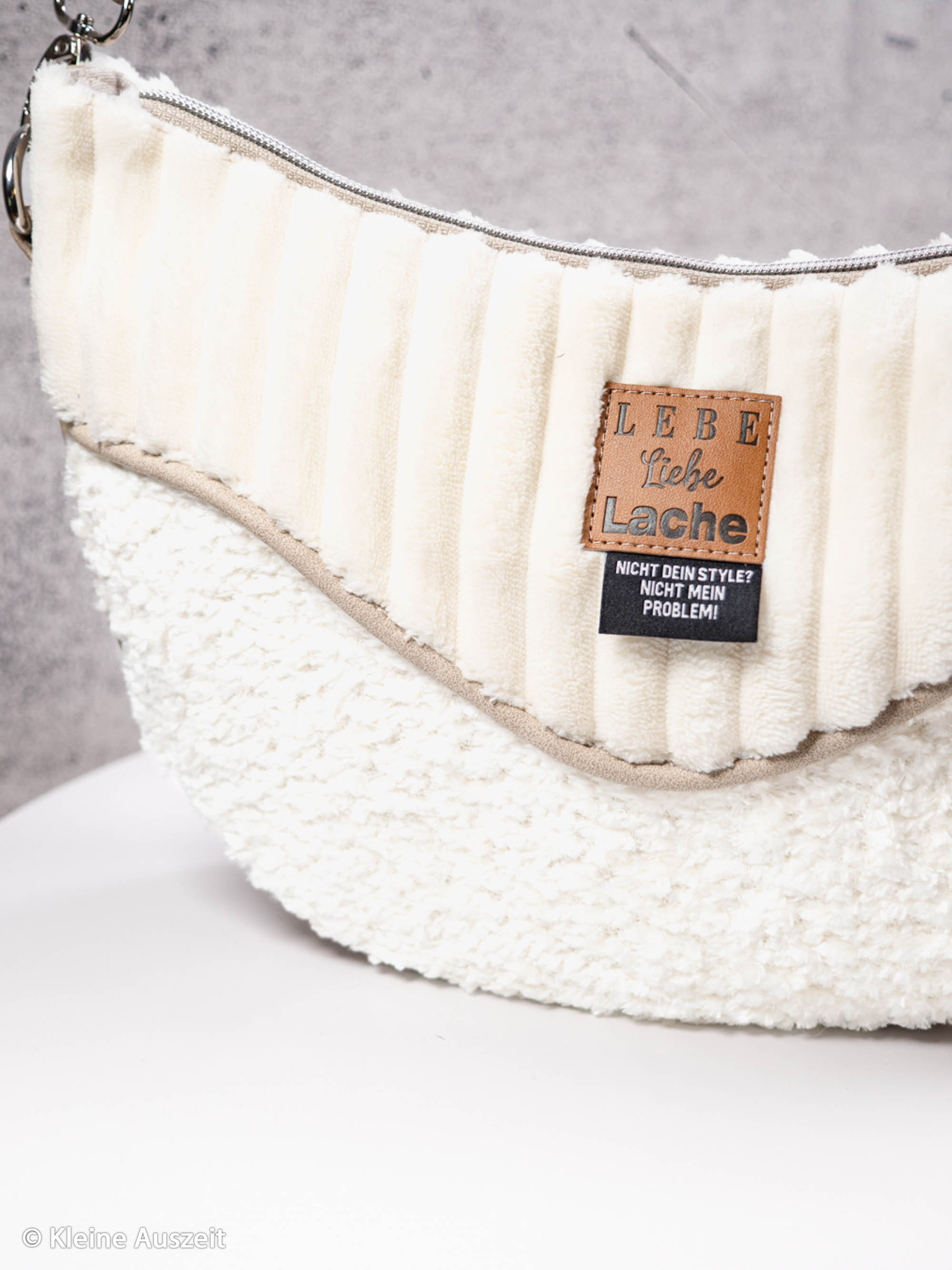 000009 Plain, off white