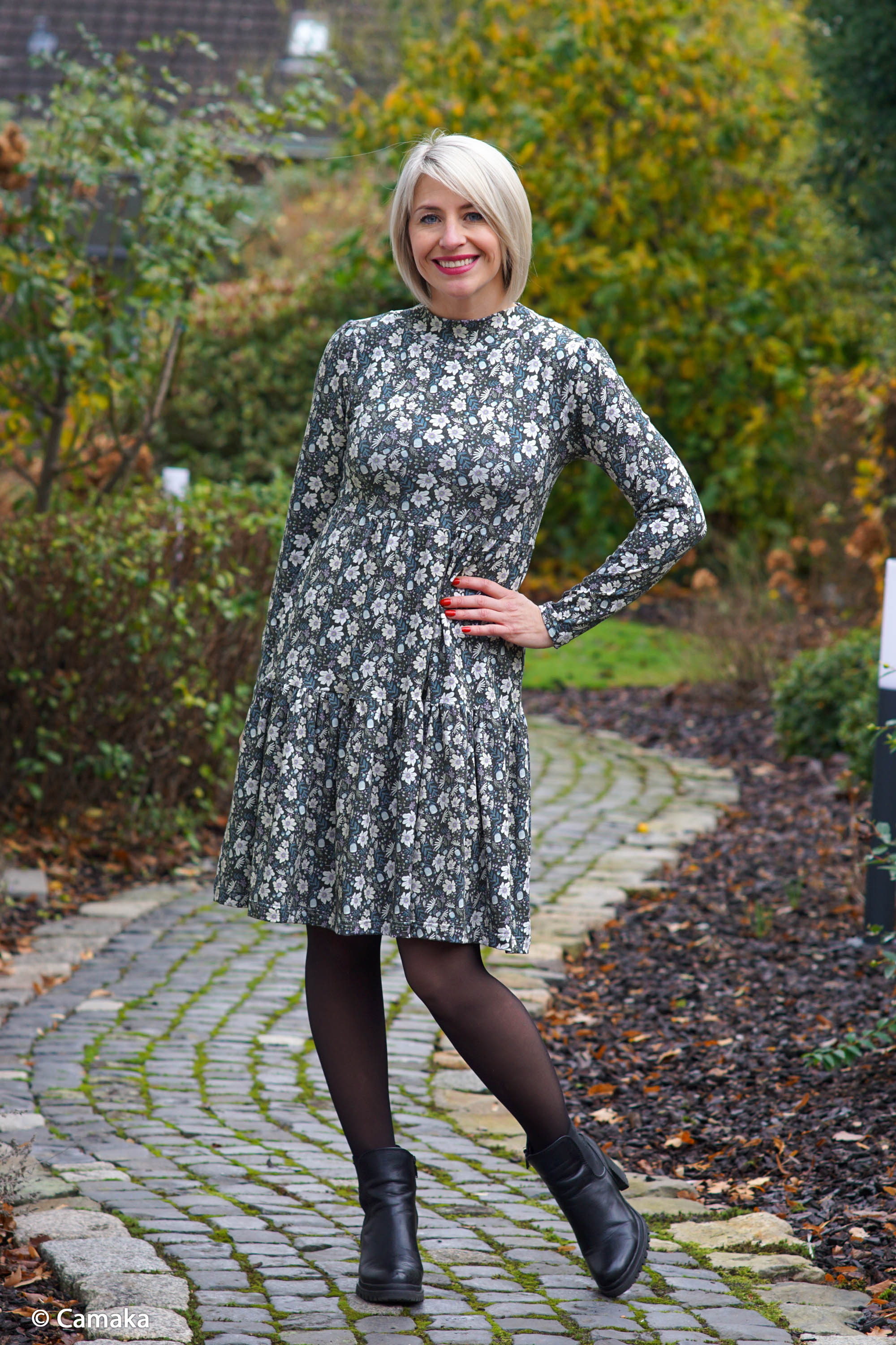 790009 Blumen, anthrazit/naturweiß